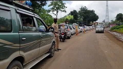 कशेडी घाटात वाहनांची वाहतूक कोंडी; गणेशोत्सवासाठी चाकरमान्यांची कोकणाकडे धाव...