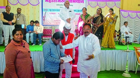 दर्यापूर : युवकास निराधार योजनेचे पत्र देताना आमदार बळवंत वानखडे.