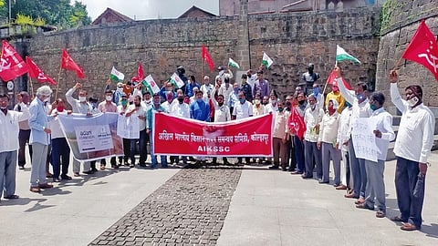 Left organizations activists of coordination committees Bindu Chowk Kolhapur protest of against in agriculture bil