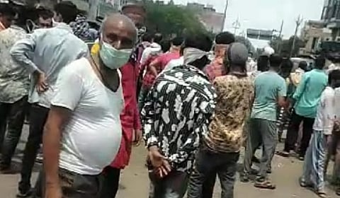 सतरंजीपुरा : आंदोलन करताना प्रतिबंधित क्षेत्रातील नागरिक.