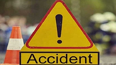 the accident of truck and two wheeler one person dead and 6 people injured in ratnagiri