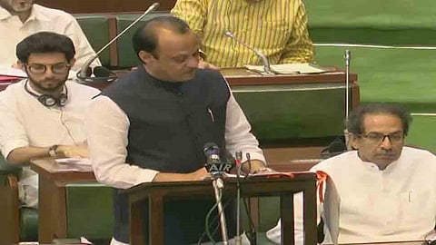 म्हणून अर्थसंकल्पावेळी अजित पवारांनी केलं नितीन गडकरींचं तोंड भरून कौतुक...