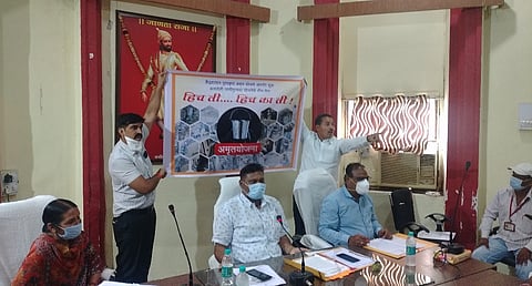 akola Controversy over tender approval, re-contracting of the same company with the complaint in ‘Amrut’; Shiv Sena reports protest by flashing placards