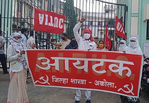 Akola News: ITEC's agitation in front of the corporation