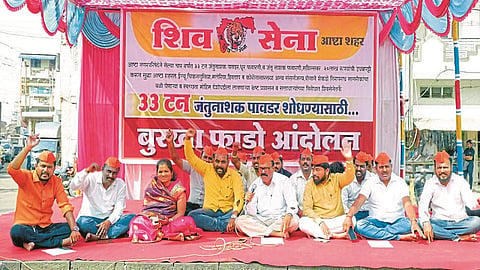 Shiv Sena's 'burqa torn' in front of Ashta Municipality