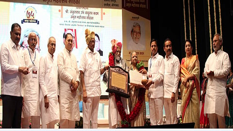औरंगाबाद : एमजीएम विद्यापीठाचे कुलपती शिक्षणमहर्षी अंकुशराव कदम यांचा सपत्नीक सत्कार करताना शरद पवार. सोबत डावीकडून सतीश चव्हाण, रंगनाथ काळे, कमलकिशोर कदम, दिलीप वळसे पाटील, श्री. पवार, श्री. व श्रीमती कदम, राजेश टोपे, विक्रम काळे, कैलास पाटील, अनिल पटेल
