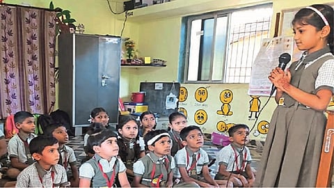 माणगाव : ऑडिओ बातमीपत्र ऐकल्यानंतर प्रश्नांची उत्तरे देताना विद्यार्थी.