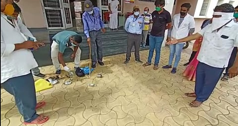 कोरोना पॉझिटिव्ह... आणि कोवीड सेंटर मधून पळून दोघी दारू पिण्यासाठी गावात गेले !