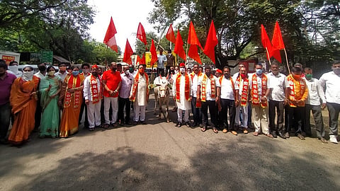 shiv sena Bullock cart front agenshion Collector Office kolhapur