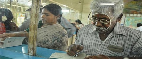 The work of senior citizens is a headache for the bank