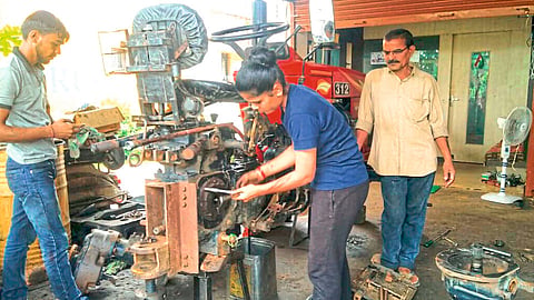 साकोली : गॅरेजमध्ये ट्रॅक्टर दुरुस्ती करताना हातझाडे.