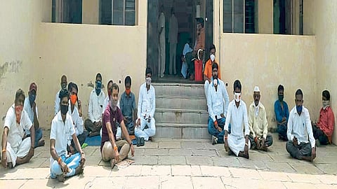 वाळू चोरीवरुन सेना-प्रशासनात जुंपली, सेनेची प्रांताधिकारी कार्यालयासमोर धरणे
