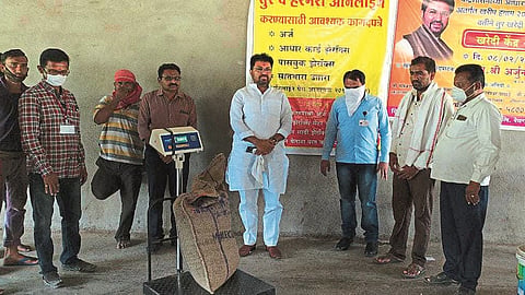 जालना : येथील नाफेडच्या हरभरा खरेदी केंद्राचे उद्घाटन करताना माजी राज्यमंत्री तथा बाजार समिती सभापती अर्जुन खोतकर व इतर
