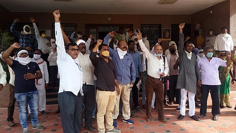 Akola News: Farmers report loss to District Collector