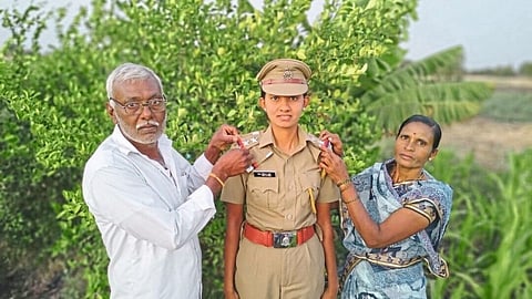 daughter of a farmer family became a police sub inspector inspirational Marathi news