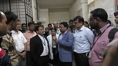 मेडिकलमध्ये पोर्च कोसळल्याच्या घटनेनंतर या विभागात दाखल झालेले अधिष्ठाता डॉ. सजल मित्रा, वैद्यकीय अधीक्षक डॉ. अविनाश गावंडे आणि इतर.
