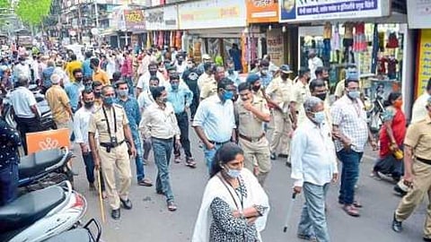 crowd in Sangli due to curfew sangli marathi news