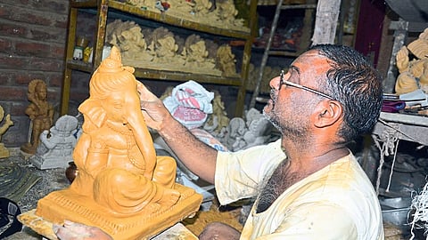 A Versatile Artist Who Makes Ganesh Idols Of Shadu Kolhapur Marathi News