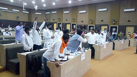 Social disturbance erupts in Collector's office, clash between ruling party and opposition akola marathi news