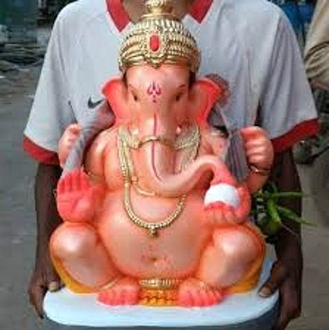 Pay the sculptor an honorarium for a foot of sculpture