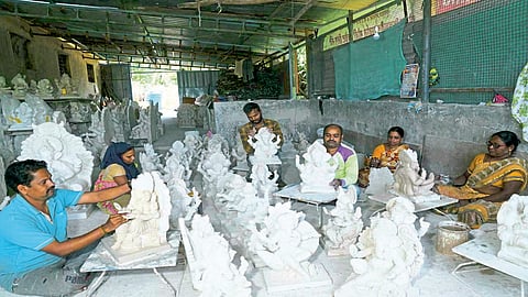 सातारा : 'या' गावातील गणेशमूर्ती मुंबईकरांच्या मखरात होणार विराजमान