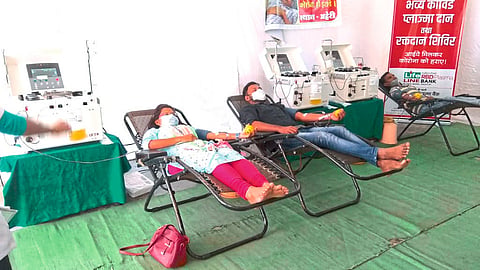 अहेरी : शिबिरात प्लाझ्मा दान करताना प्रेरणा झाडे.