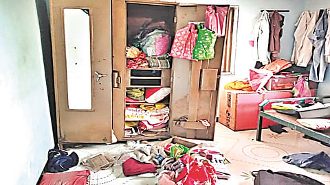 thieves theft more than 7 lacs from home in Nagpur