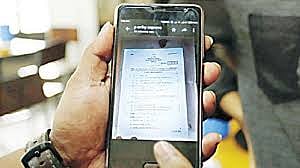 अरे हे काय...माय मराठीचा पेपर चक्क व्हॉटसअ्पवर व्हायरल
