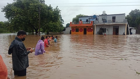 कामठीःपुरातून नागरिकांना सुरक्षित बाहेर काढताना बचाव पथक.