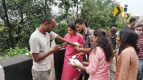 अपघातग्रस्तांची मदत करणाऱ्या कार्यकर्तींचं सुप्रिया सुळेंकडून कौतुक