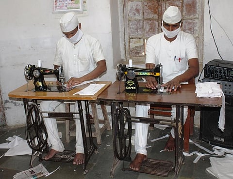 Akola Prison makes Mask