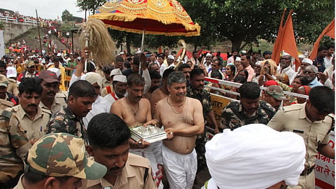 wari 2019 : माउलींच्या पादुकांना नीरास्नान
