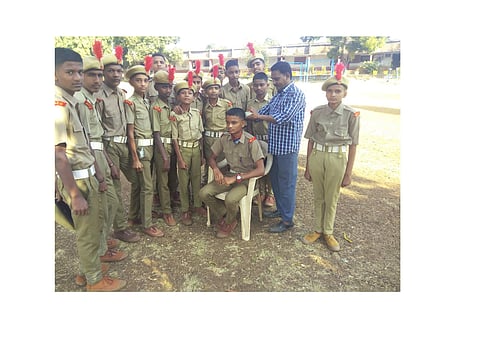Free Haircut For MCC Students In Uttur Kolhapur Marathi News