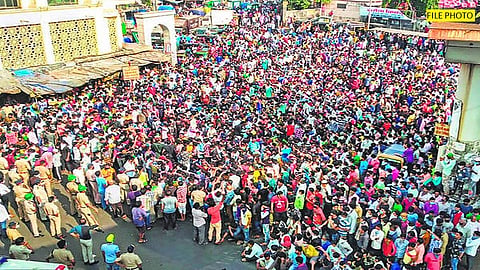 मोफत फॉर्मची दहा रुपयांना विक्री; मेलेल्या माणसाच्या टाळूवरचं लोणी खाणं म्हणतात ना ते हेच