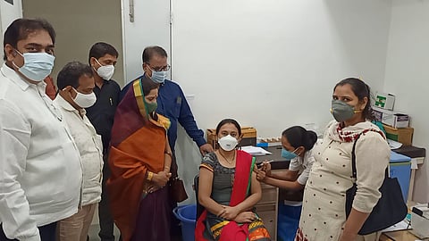 शहरात दोन खाजगी रुग्णालयात आरोग्य सेवकांसाठी कोविड लसीकरण सुरू !