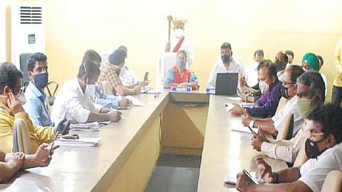 नांदेड - महापालिकेच्या सोमवारी दुपारी झालेल्या आॅनलाइन विशेष अर्थसंकल्प सभेला महापौर मोहिनी येवनकर, आयुक्त डॉ. सुनील लहाने आदींची उपस्थिती होती.
