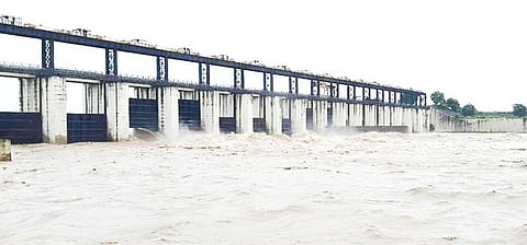नांदेड - विष्णुपुरी प्रकल्पाचे शुक्रवारी एक गेट उघडून गोदावरी नदीत पाण्याचा विसर्ग करण्यात आला.