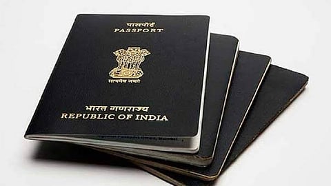 आता पासपोर्टवरही कमळाचं फूल, सरकारी यंत्रणांच्या भगवेकरणाचा घाट?