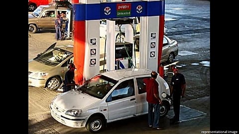 पेट्रोल पंपावरच करायचे 'तसले' धंदे, CCTV मध्ये झालं रेकॉर्ड..