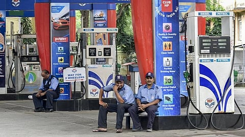 आता पेट्रोल पंपावरच विकत घ्या नवी कोरी कार, कशी ? वाचा बातमी...