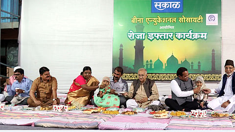 गळाभेटीतून एकमेकांना शुभेच्छा