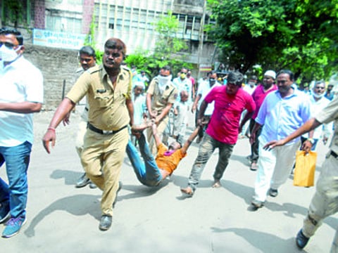 dhule captive police