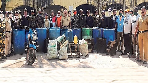 जालना ः कदीम जालना पोलिसांनी जप्त केलेल्या साहित्यासह पोलिस अधिकारी, कर्मचारी.