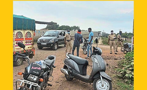Akola News: Citizens are suffering due to recovery, police are carrying out the duties of the transport department
