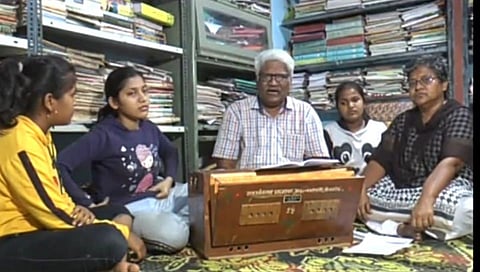 A song performed by a professor of Karamla In the background of Corona