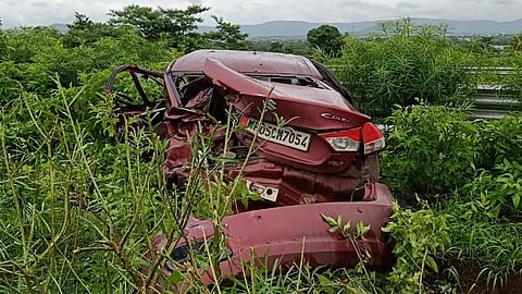पुणे-मुंबई द्रुतगती मार्गावर कारला अपघात; तिघे जण गंभीर तर...
