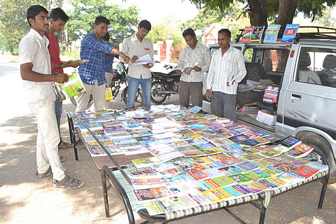 हिंगोली ः शहरातील शासकीय कार्यालयासमोर बुक स्टॉल