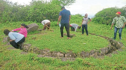 इतिहासाच्या पाऊलखुणांचा धांडोळा, दुर्गसंवर्धनासाठी युवकांची धडपड