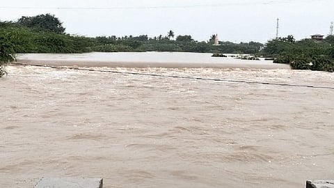 Villages in Atpadi taluka lost contact due to heavy rain; The streams changed their way