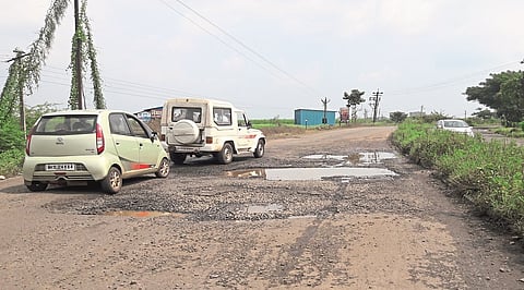 Sangli-Islampur state highway destroyed; Hundreds of pits; A series of accidents
